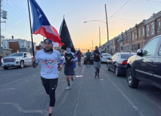 «Arriba las millas, abajo las armas»: mensaje de paz de latinos en Filadelfia