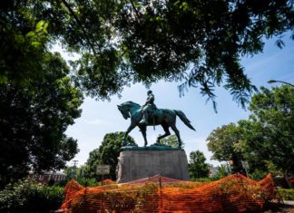 Charlottesville retira la estatua confederada que inspiró marcha supremacista