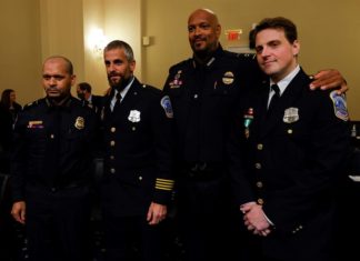 Cuatro policías obligan a EEUU a confrontar el horror del asalto al Capitolio