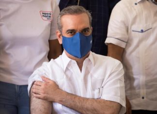 El presidente de Rep. Dominicana recibe una tercera dosis de la vacuna contra la covid-19