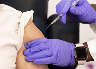 En NY, llevan la vacuna adultos mayores confinados en sus casas