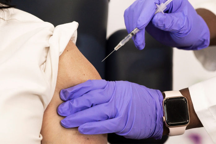 En-NY-llevan-la-vacuna-1