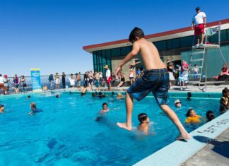 Expulsan a familias latinas de una piscina por escuchar música mexicana