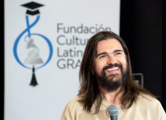 Juanes entrega una beca de 200.000 dólares a cuatrista puertorriqueño