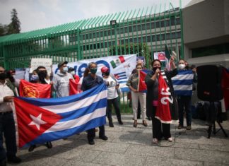 Simpatizantes y opositores chocan en la embajada de Cuba en Ciudad de México