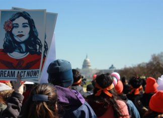 El «milagro DACA»: joven recibe su amparo tras suspender un juez el programa