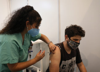 Beneficiarios de Medicaid se vacunan mucho menos contra COVID