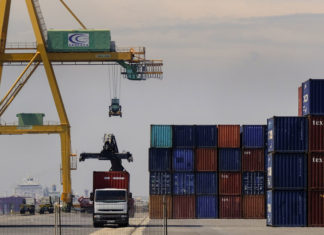 Conflicto en muelle pasa a la justicia y amenaza distribución