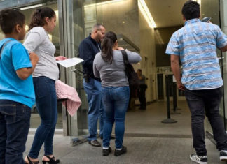 Demócratas legalizarían inmigrantes mediante proyecto de presupuesto