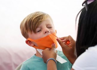 EE.UU. aprueba totalmente la vacuna Pfizer en una América con una lucha desigual