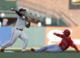 2-1. El colombiano Donovan Solano pega jonrón y da el triunfo a los Gigantes