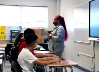 Esperanza Academy da la bienvenida a los estudiantes al campus