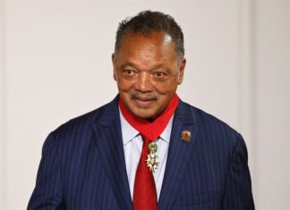 Hospitalizado por covid el reverendo Jesse Jackson, de 79 años
