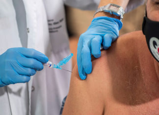 La vacuna contra la gripe protege contra una severa COVID, según un estudio global