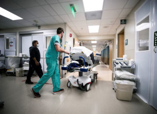 Latinos contagiados de COVID-19 pagan el precio de su renuencia a vacunarse