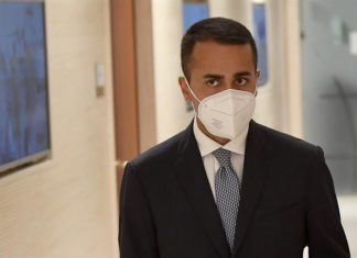 Los antivacunas no detendrán la campaña en Italia, dice el ministro amenazado