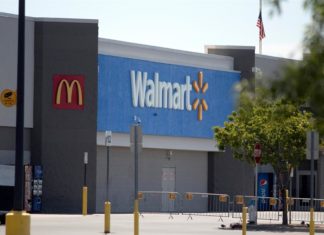 Target y Walmart ofrecen pagar los estudios de sus empleados