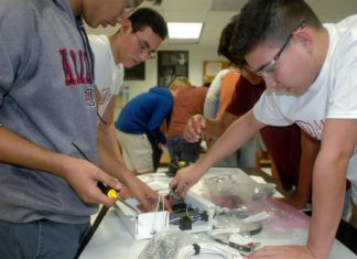 Beca de la Fundación Gates busca atraer latinos a carreras tecnológicas