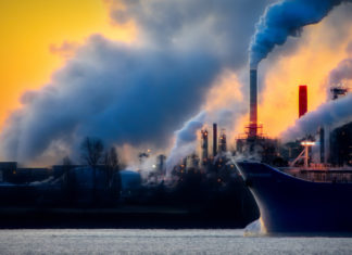 Contaminación aumenta 10 veces hospitalizaciones por COVID en barrios latinos