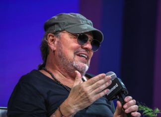 Cantante de Maná tributa a las madres solas con nueva versión de «Reloj Cucú»