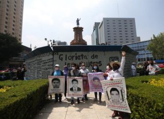 Feministas mexicanas instalan estatua de una mujer donde estaba la de Colón