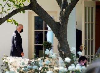 La «árbitro» del Senado asesta un nuevo golpe al plan migratorio de Biden