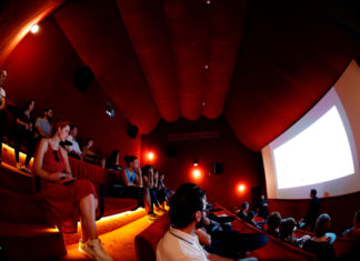 Los latinos son los que más van al cine en EE. UU., pero no hacen las películas