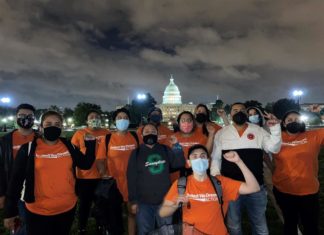 Vigilia nocturna ante el Congreso en reclamo de la ciudadanía para migrantes