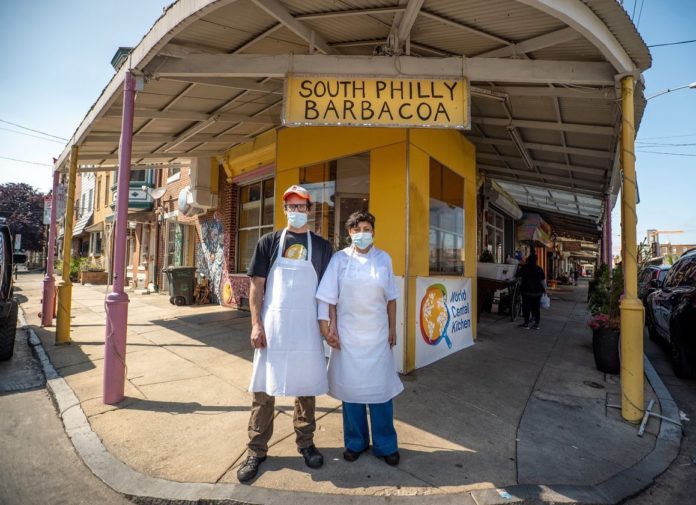 vida de impacto cristina y ben afuera de su restaurante
