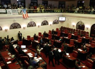 Aprueban el controvertido proyecto sobre la deuda de Puerto Rico