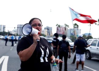 Bloquean importante avenida de San Juan en protesta contra el plan de deuda