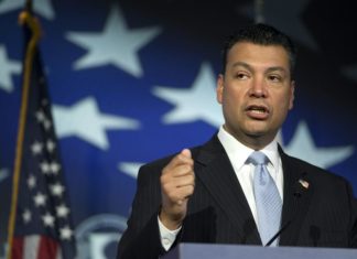 Campaña para que los votantes latinos defiendan el puesto del senador Padilla