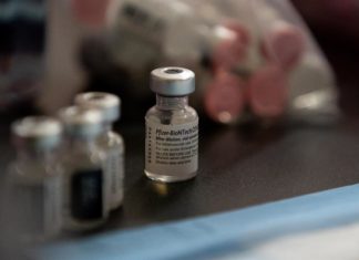 Regulador de EEUU ve que beneficios superan a riesgos en vacunación de niños