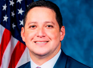 Representante latino cuenta en el Congreso su historia de violencia doméstica