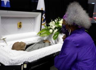 Restos de músico puertorriqueño Roberto Roena recorren las calles de San Juan