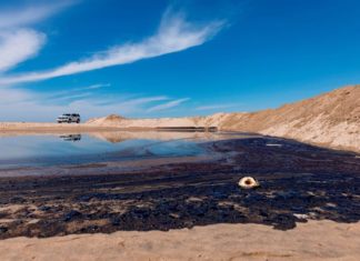 Un gran vertido de crudo golpea las playas del sur de California