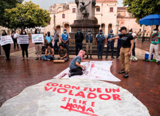 Una veintena de dominicanos protestan para pedir retirada de estatua de Colón