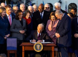 Biden se apunta un tanto con la firma de su histórico plan de infraestructuras