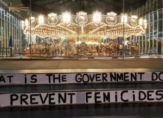 Carteles contra el patriarcado, un grito de protesta nocturna en Nueva York