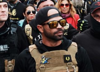 Cubano líder de los Proud Boys pide prisión en casa por mal estado de cárcel