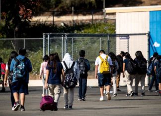 El 98 % de las escuelas en EE.UU. están abiertas para clases presenciales