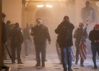 Hombre que golpeó a policía recibe la mayor condena por asalto al Capitolio