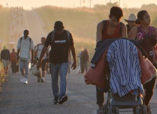 La caravana migrante resiste enferma en su avance por el sur de México