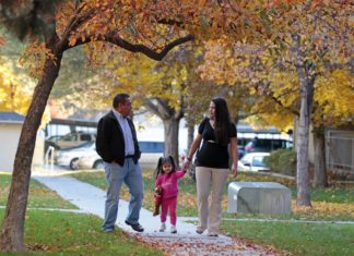 Hombre de EEUU paga deudas a familias en Navidad por tercer año consecutivo
