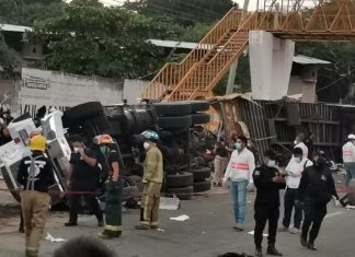 Mueren decénas migrantes de varios países por volcadura de camión en México