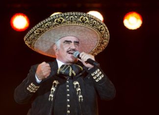 Con canciones y fotografías seguidores dan último adiós a Vicente Fernández