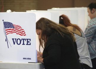 Covid y economía preocuparon más que inmigración a votantes latinos en 2020