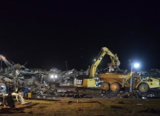 Desesperado rescate en una fábrica que un tornado colapsó con 110 personas dentro