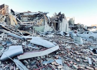 EE. UU. se agarra a un «milagro» en la fabrica derruida por el tornado