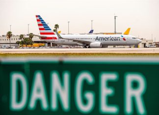 Hombre con un tanga en la cara en lugar de tapabocas es echado de un avión